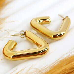 Trendy Prong Earrings in Stainless Steel - Fashion Must-Have!